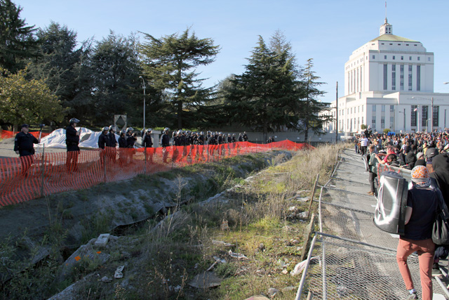 occupyoakland-day111-moveinday_012812144748.jpg 