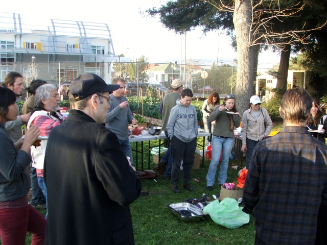 640_folks_lined_up_to_partake_in_some_healthful_locally_grown_food..jpg 