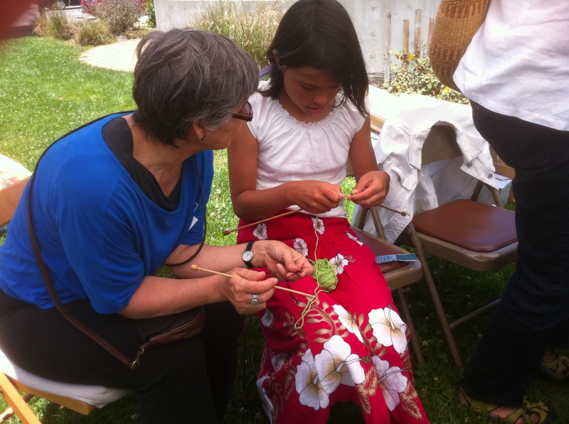 800_ana_louisa_delgado_teaching_a_young_girl_to_knit.jpg 