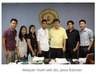 2012-akbayan-youth-with-sec.jesse-robredo.jpg 