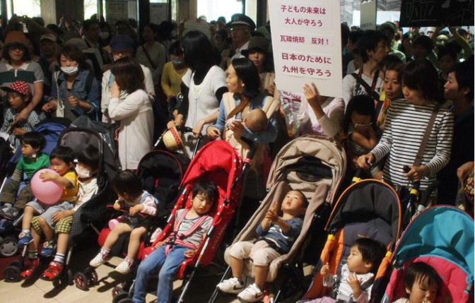 japan_protecting_kitakyusyu_children.jpg 