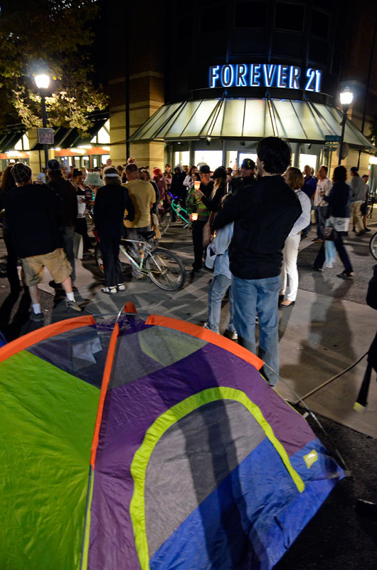 tent-vigil-forever-21-santa-cruz-september-7-2012-17.jpg 