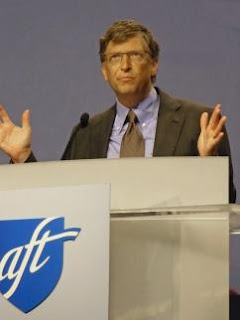 gates_at_aft_2010_convention.jpg 