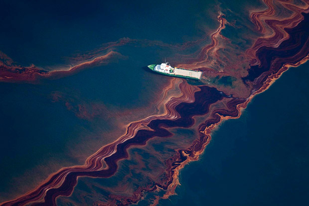 oil-spill-ship_1631749i.jpg 