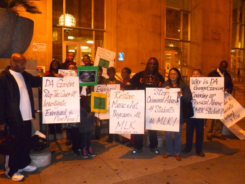 800_protest_ad_da_s_office.jpg original image ( 3648x2736)