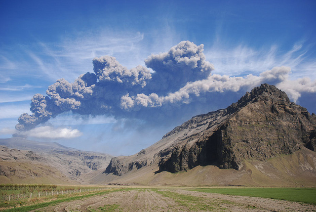 20130304_2010_iceland_volcano_eruption.jpg 