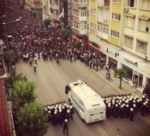 police_blocking_taksim_square.jpg 