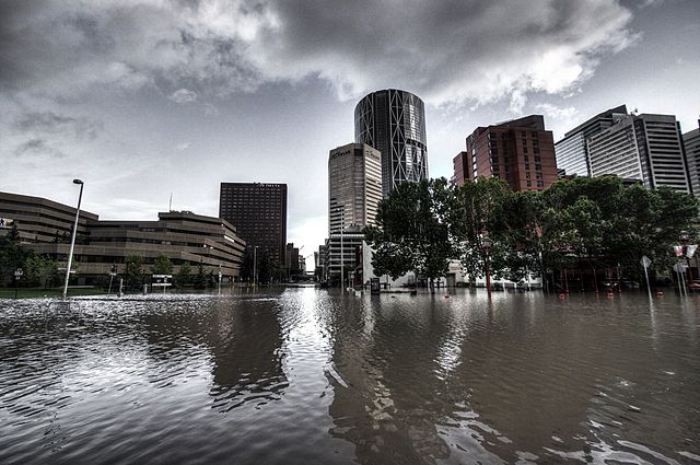 20130621_looking_downtown_from_riverfront_ave_calgary_flood_2013.jpg 