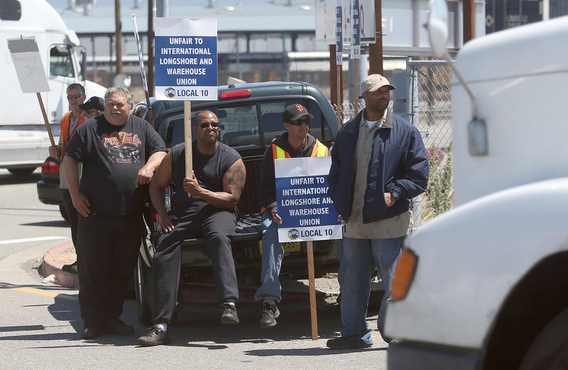 ilwu10_mfow_picket_of_apl_oakland_7-9-13.jpg 