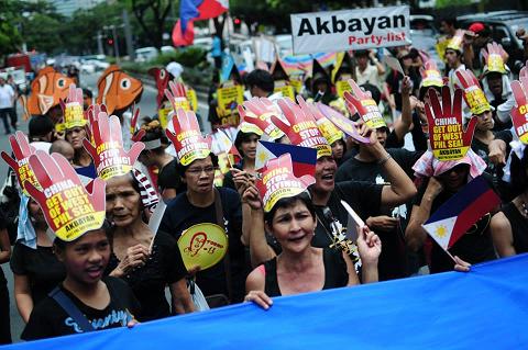 2013-akbayan-philippines-women.jpg 