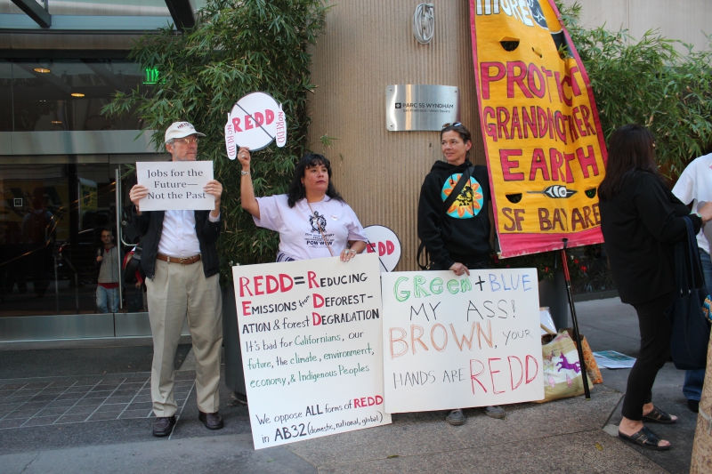 800_protesters_in_front_of_entrance_1.jpg 