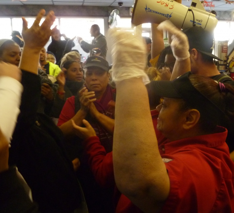 800_fastfood_mcdonalds_worker_on_strike_in_oakland12-5-12.jpg 