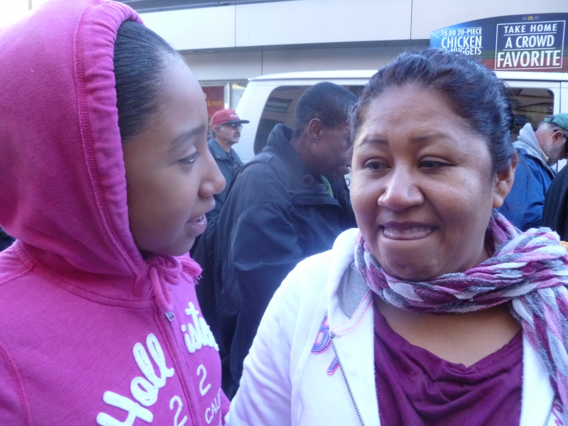800_fastfood_worker_fired_at_jack_in_the_box_with_her_daughter12-5-13.jpg 