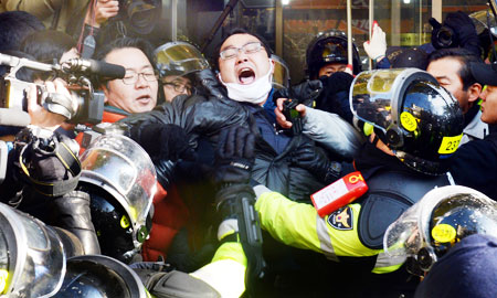 korea_police_raid_kctu_railroad_worker.jpg 