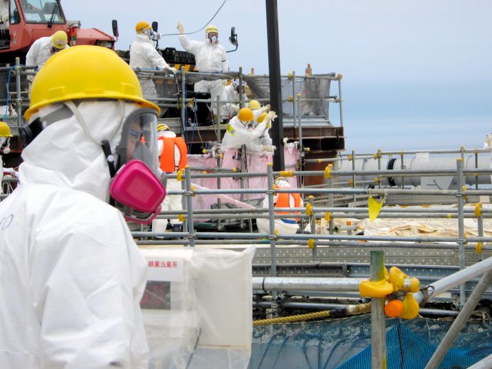 japan_fukushima_workers_at_plant_4.jpg 