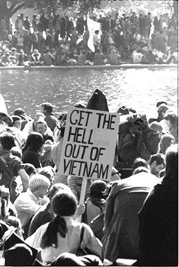 1967.antiwar.march.on.pentagon.10.21.jpg 