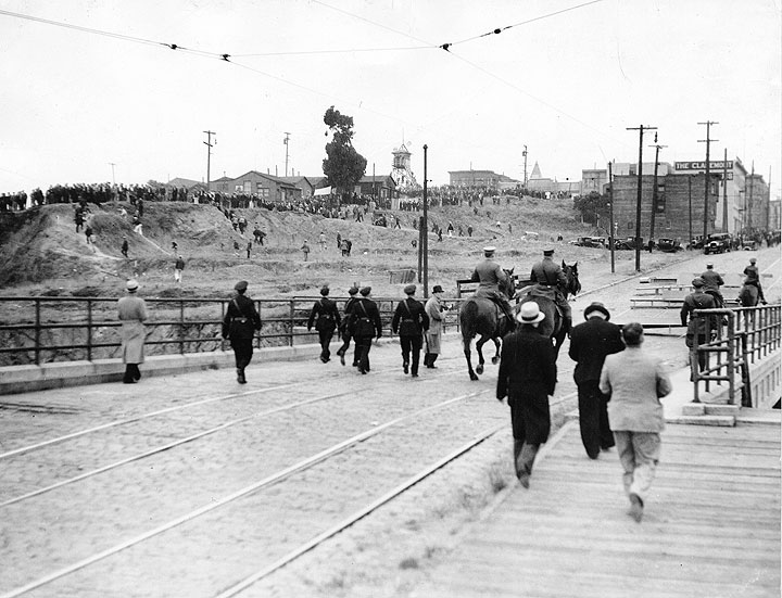 ilwu__gen_strike_police-and-strikers-on-rincon-hill-july-10-1934-aad-5139.jpg 