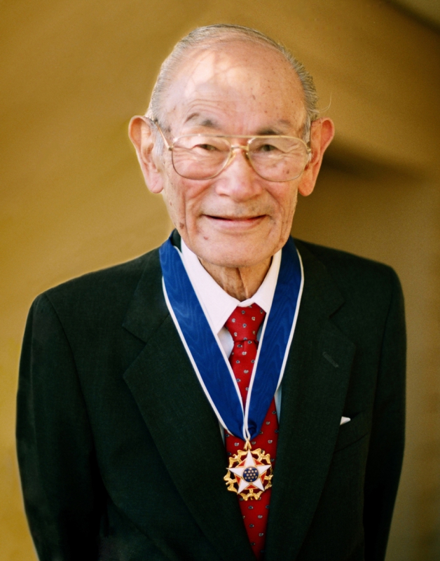 800_fred-with-medal.jpg 