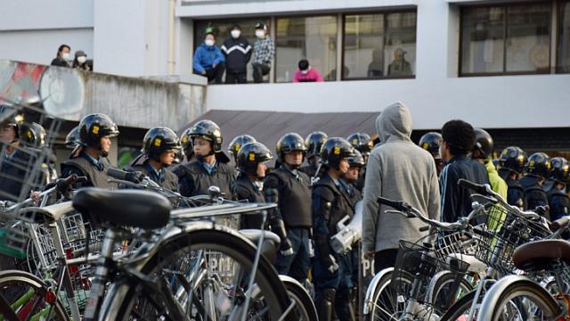 japan_police_at_kyoto_raid_emak-japan-1311e.jpg 