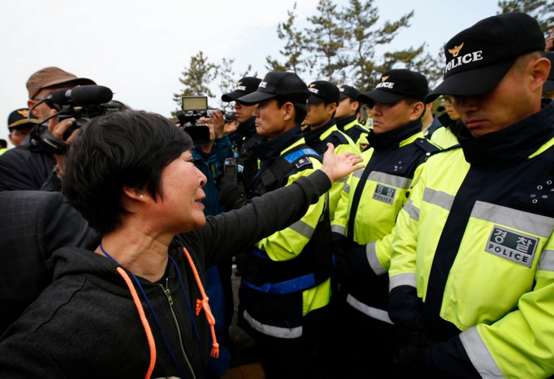 800_sewol_mother_with_police_south-korean-ferry-sewol.jpg 