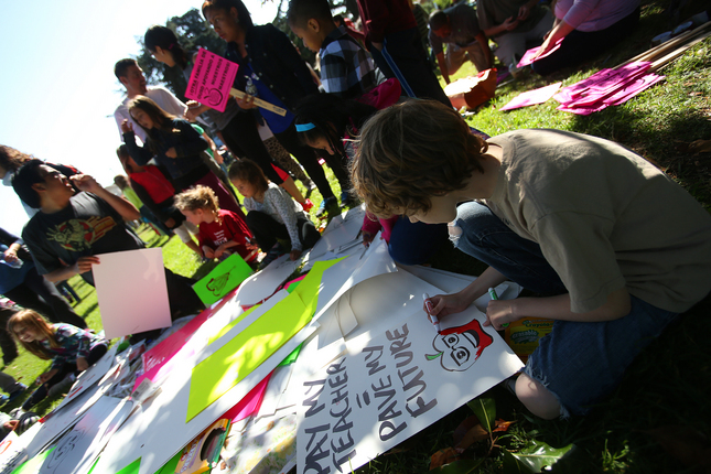 oakland_students_making_signs_for_march_for_contract3-31--15.jpg 