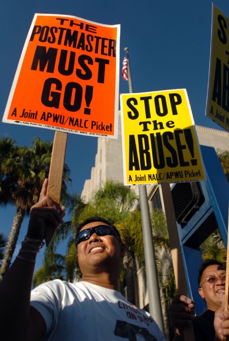 apwu-nalc_long_beach_joint_postal_picket_1.jpg 