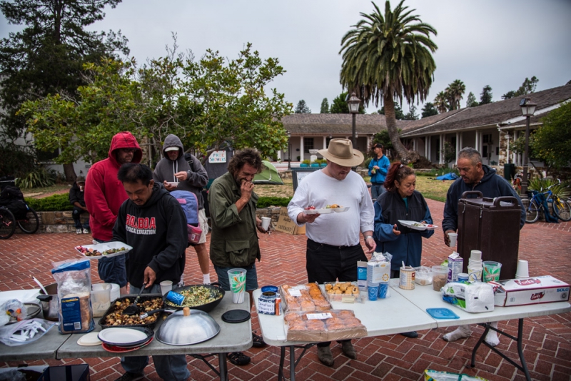 800_sleep-out-santa-cruz-city-hall-11-breakfast.jpg 