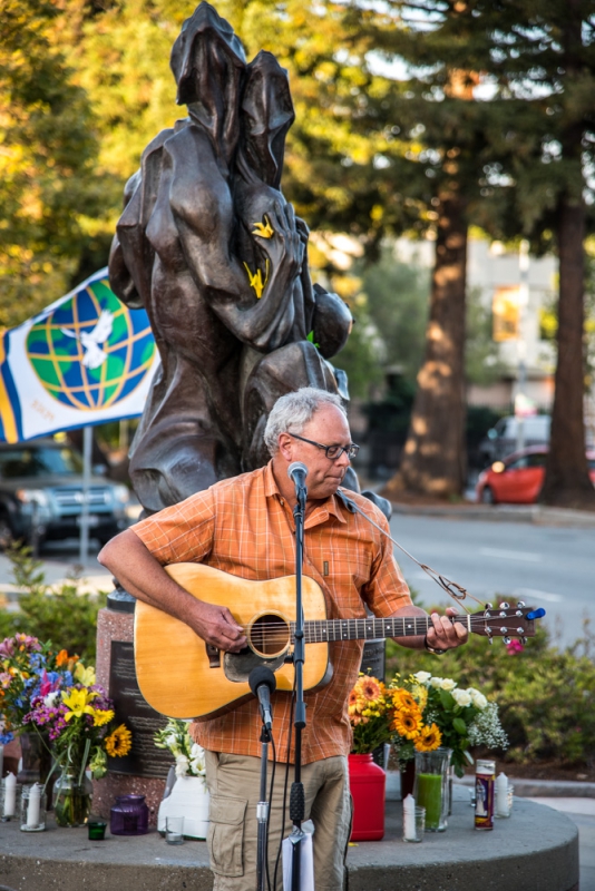 800_hiroshima-nagasaki-vigil-santa-cruz-8-louis-lafortune.jpg 