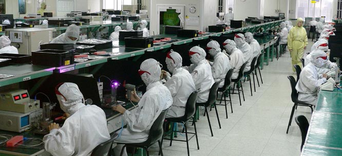 china_foxconn_workers_assembly_line.jpg 