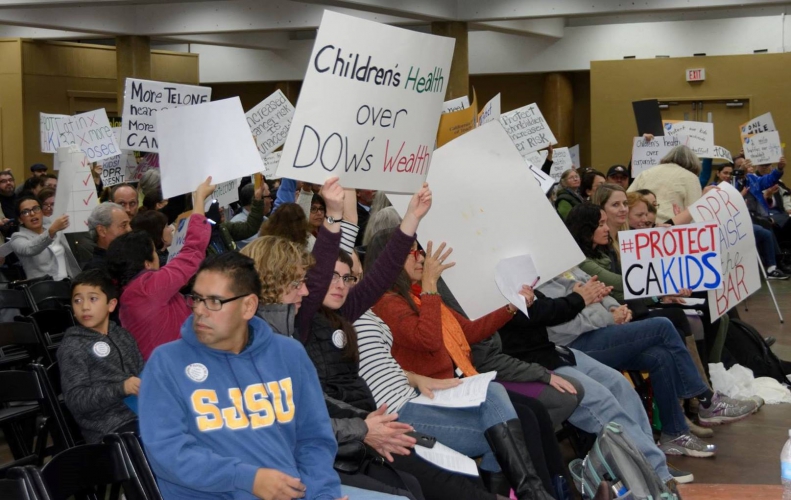 sm_12-1-16_crowd_with_raised_signs2.jpg 