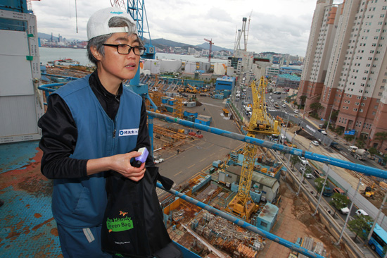 korea_kim_jin-suk_on_crane.jpg 