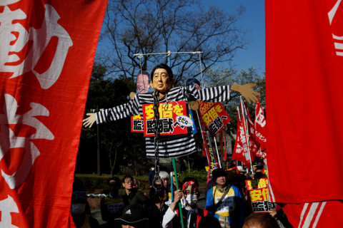 480_abe_protested_by_doro-chiba_in_japan_1.jpg
