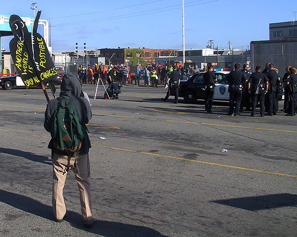 protesters_cops_and_ilwu.jpg 