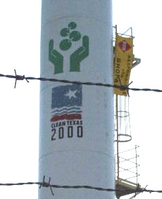 aug_26_bhopal_banner_hung_by_diane_on_dow_chemical_tower_seadrift_texas.jpg 