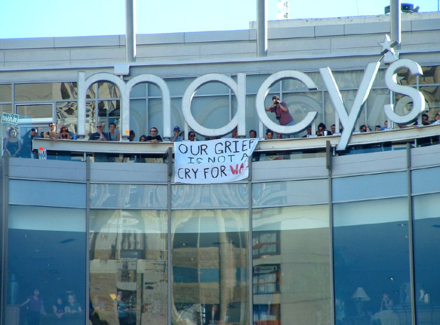 banner_drop_sf_unionsq_macys_100602.jpg 