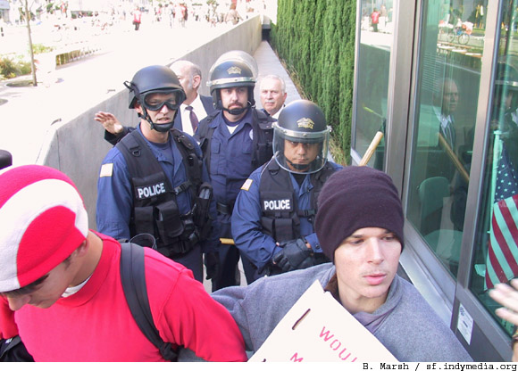 nowar_sf_fed_101102_blockade_holds.jpg 