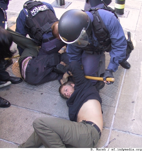 nowar_sf_fed_101102_copviolence_5.jpg 