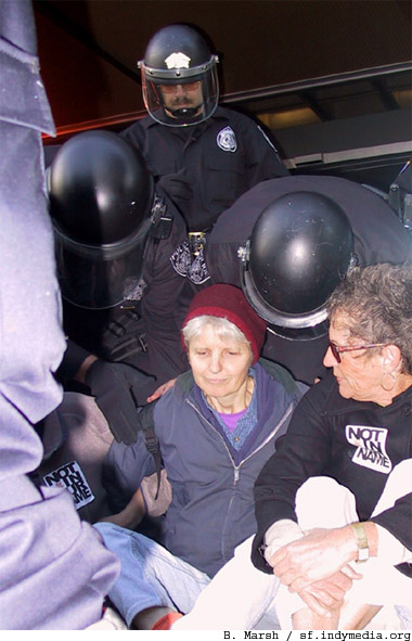 nowar_sf_fed_101102_sitdown_blockade_arrest.jpg 