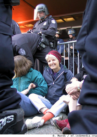 nowar_sf_fed_101102_sitdown_blockade_smile.jpg 