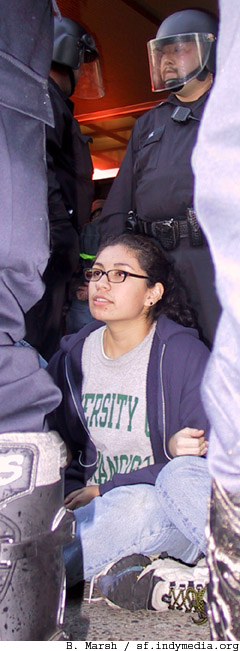 nowar_sf_fed_101102_sitdown_blockade_usf_shirt.jpg 