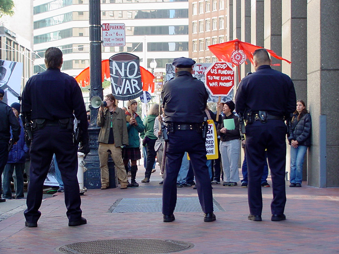 sanfrancisco_feinsteinoffice_copsandcrowd2_500.jpg 