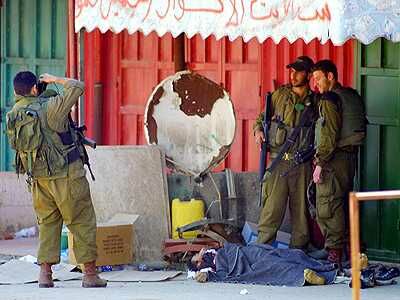 israeli_soldiers_pal_corpse.jpg 