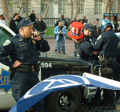 07_031503_sfstopthewar_jaywalkflaghatarrest.jpg 