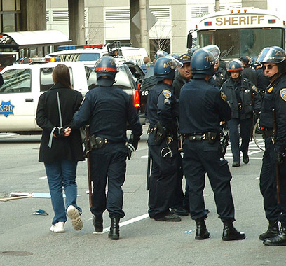 14_031503_sfstopthewar_boxedin_falsearrest2.jpg 