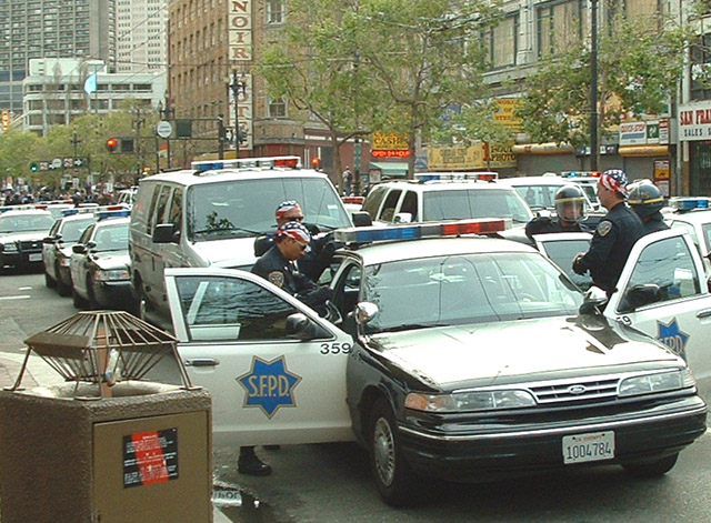 032203_sfantiwar_6thmarket_flagheadcops1.jpg 
