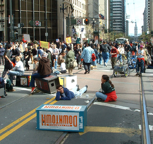 032003_08_sfantiwar_downtown1.jpg 