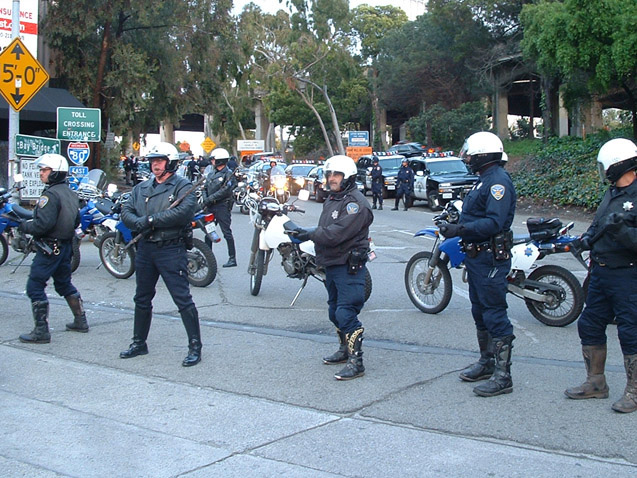 032003_10_sfantiwar_copsblockfreewayentrance.jpg 