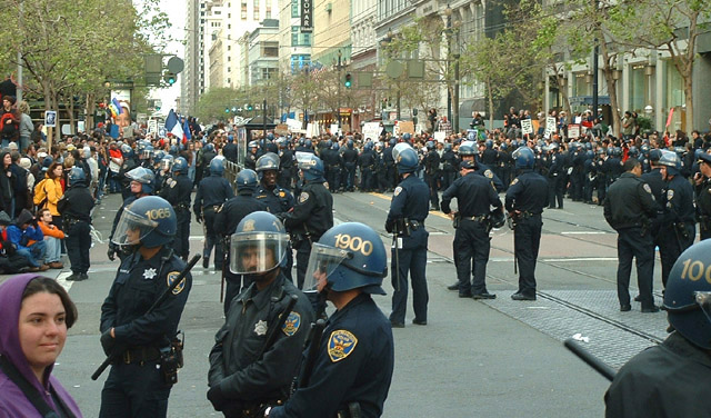 032003_11_sfantiwar_lotsocops2.jpg 