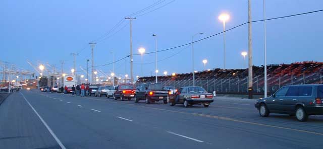 040703_antiwar_oakland_docks_blocked_traffic.jpg 