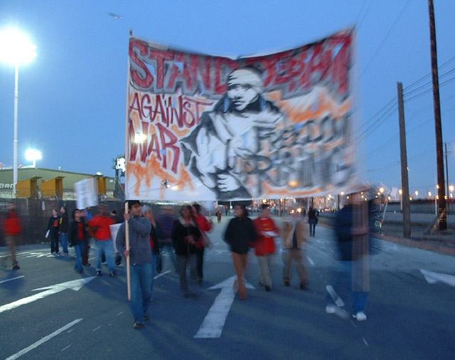 040703_antiwar_oakland_docks_freedom_rising.jpg 